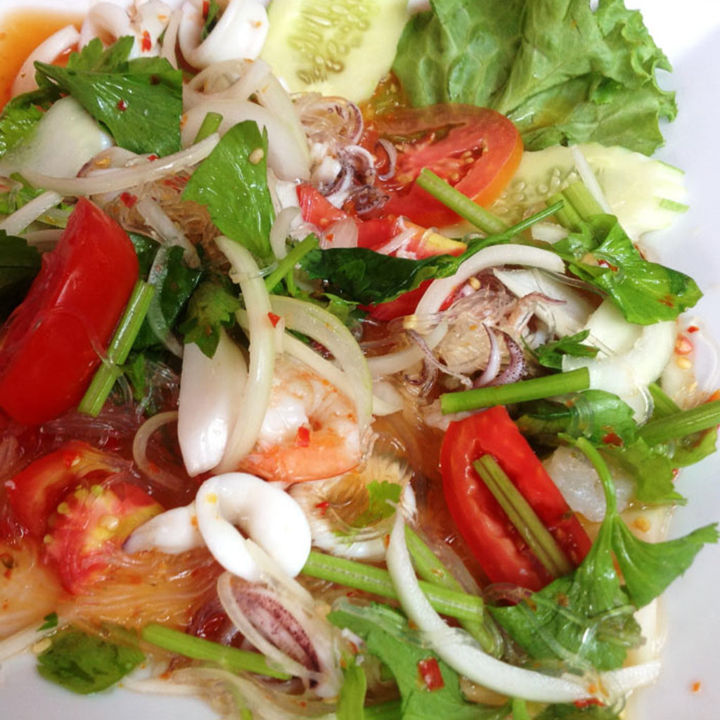 Würziger thailändischer Meeresfrüchtesalat