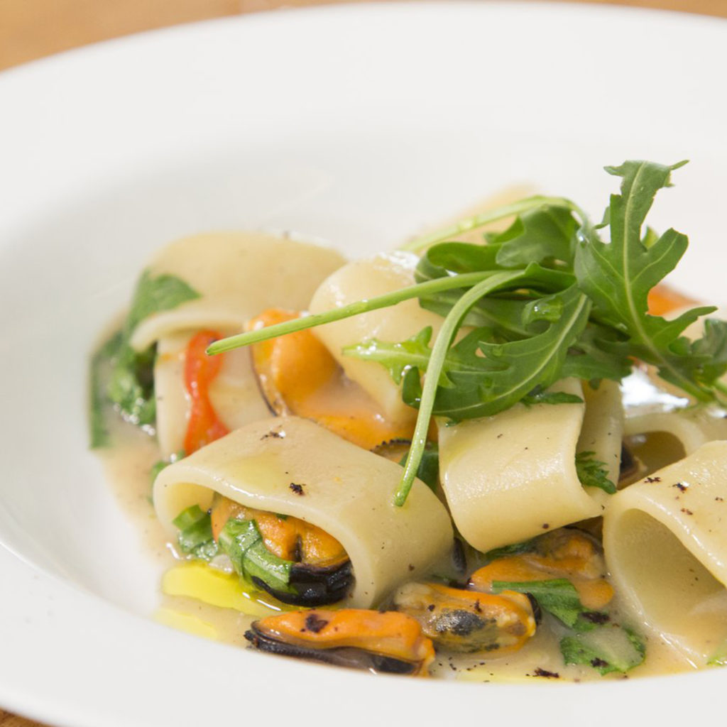 Calamarata mit Muscheln,Sardellen und Rucola