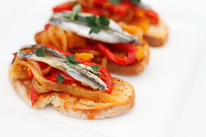 Bruschetta mit Sardellen und Pfeffer