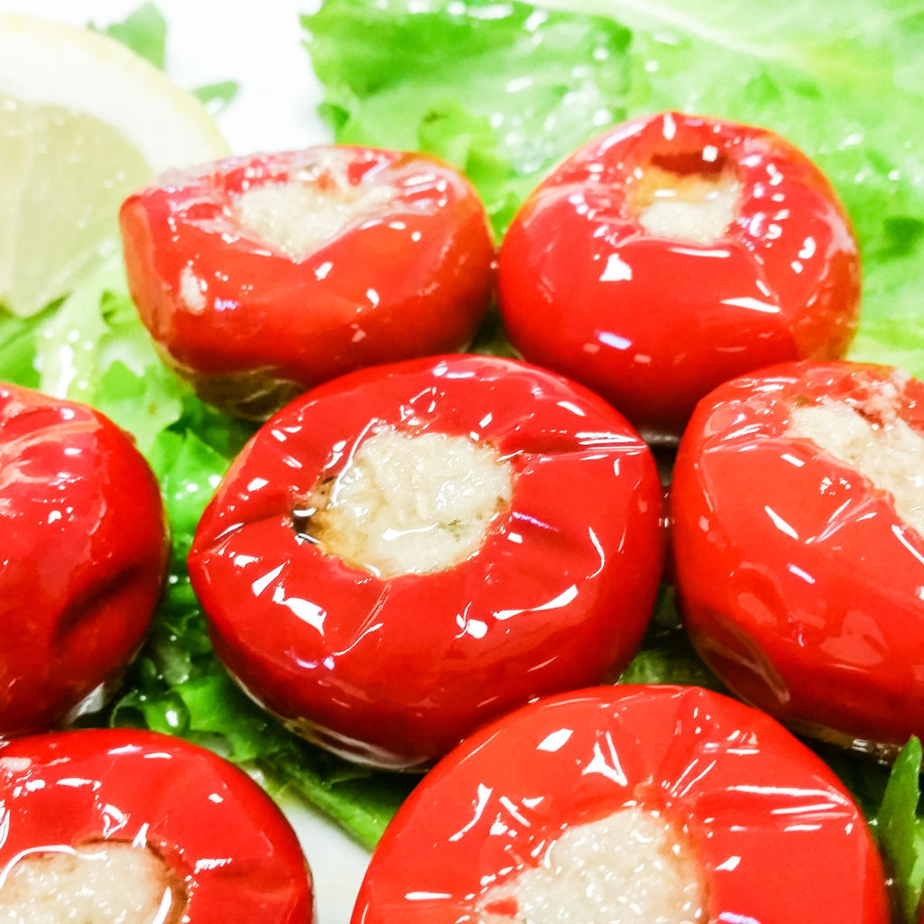 Kleine Paprika gefüllt mit Thunfisch