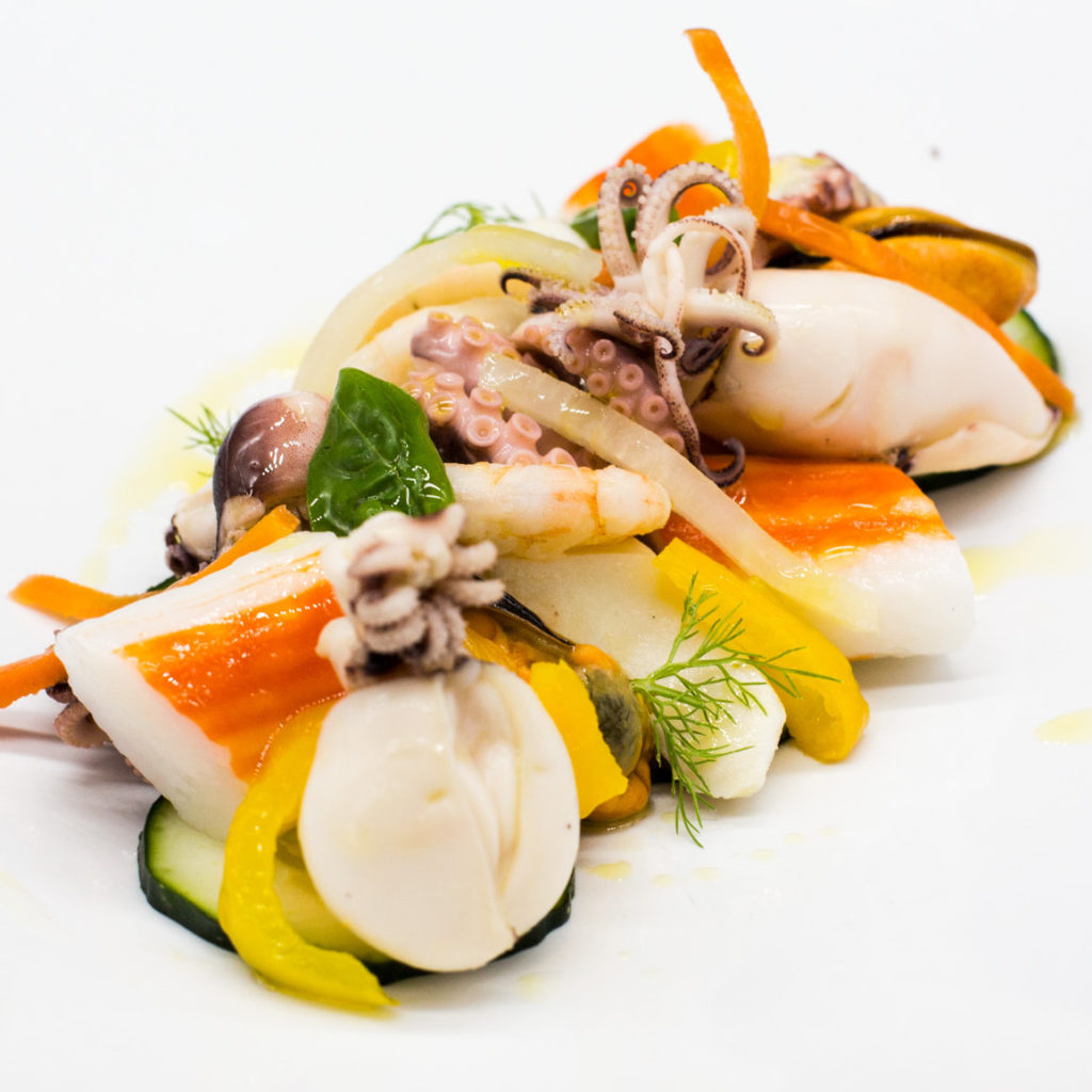 Meeresfrüchtesalat mit Gemüse und Krebsfleischimitat Surimi