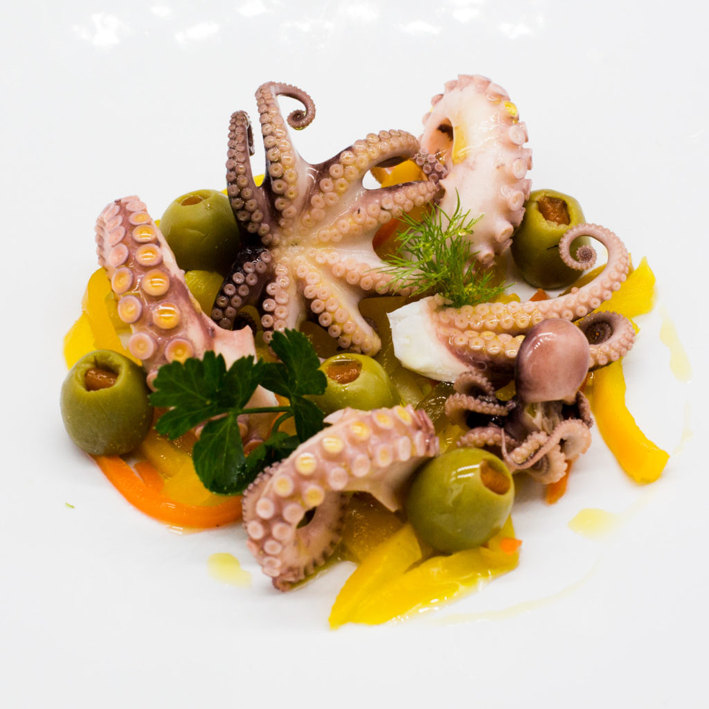 Krakensalat mit Gemüse und Oliven