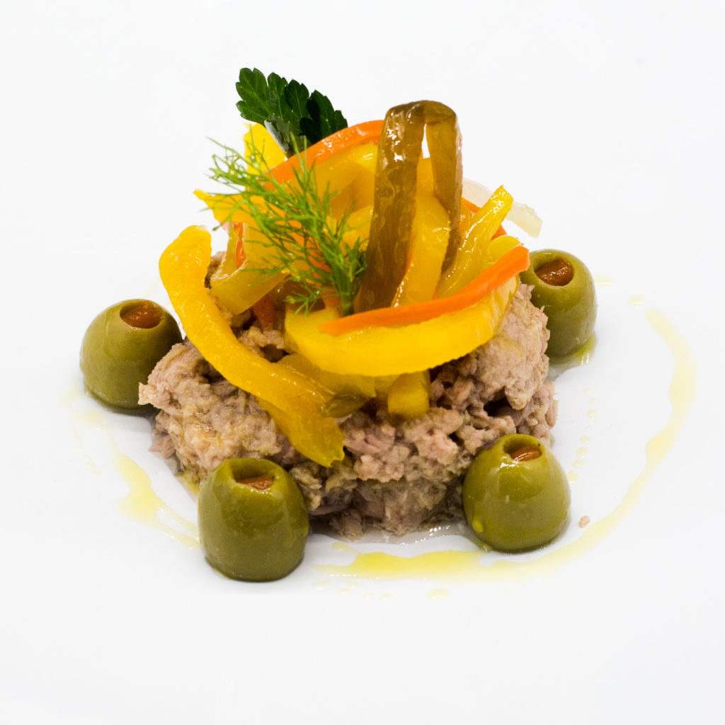 Thunfischsalat mit Gemüse und Oliven